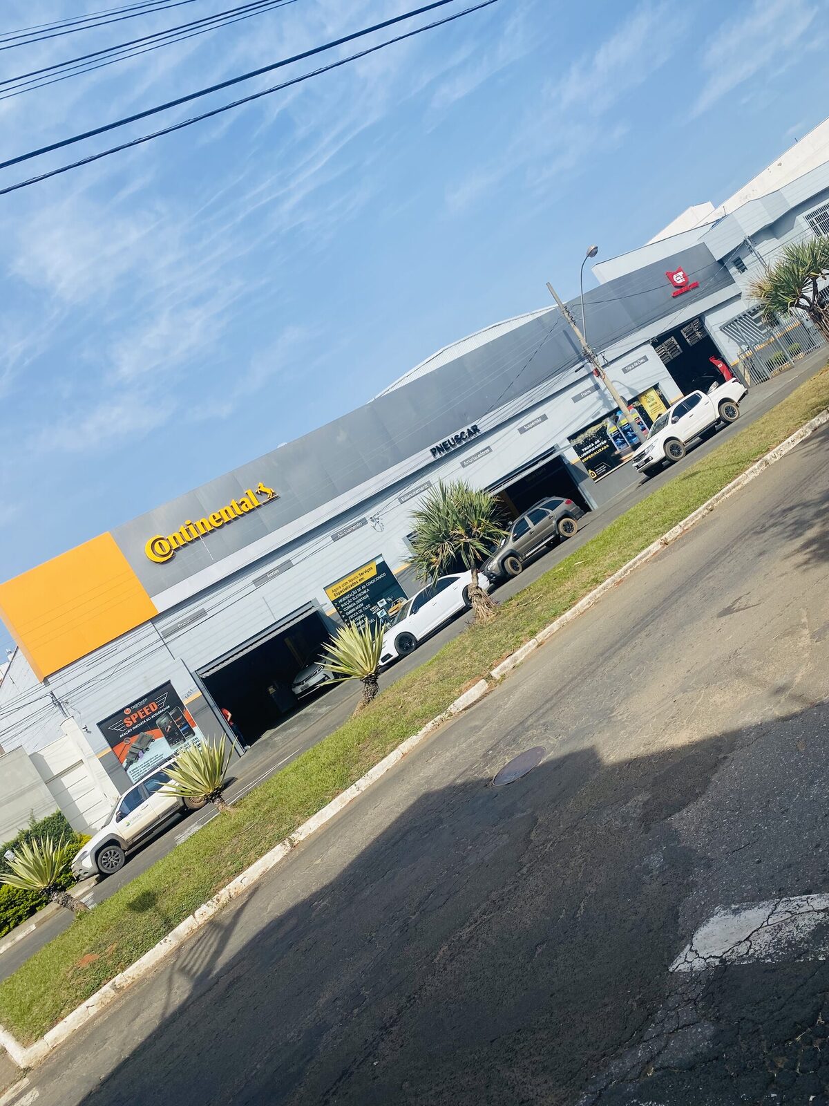 Fachada e oficina mecânica completa da Pneuscarmg em Passos-MG